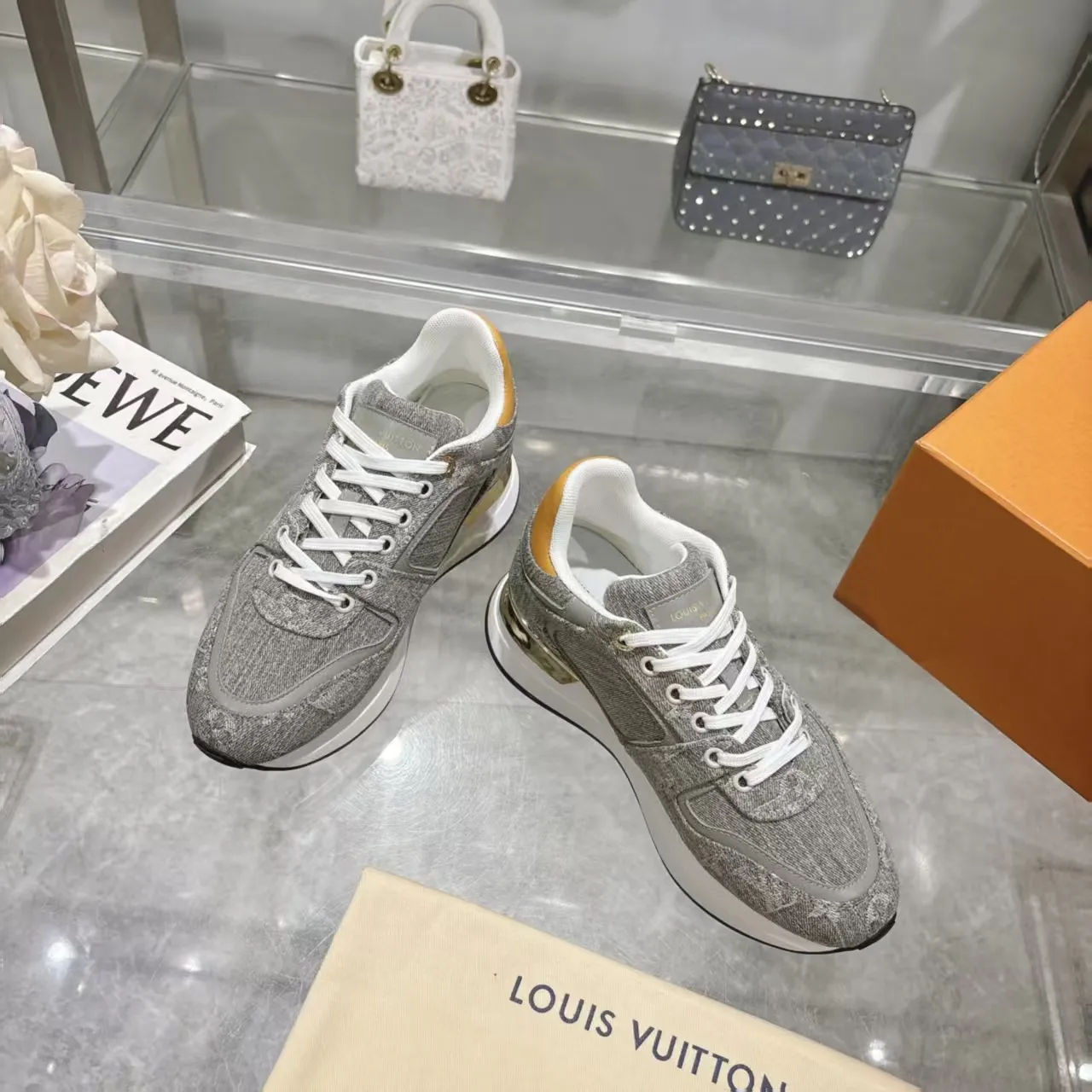 [L Family] P: 760💰Size 35-42 for women, 39-46 for men, (41.42 for women, 45.46 for men, customized) .LV Donkey Brand 🔥🔥LOUIS VUITTON Louis Vuitton's official website synchronizes the 2025 autumn and winter couple's models, which are now on the market, this Neo Run Away sneakers are inspired by running shoes, integrating LV's iconic must-have shoes into the trend. This version is a 1:1 replica of the original version. It is made of two-tone calfskin to highlight its simple lines and unique wedge outsole. Key details include the LV initials on the side and an engraved gold heel stabilizer on the back plus a 2cm hidden insole.